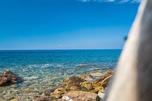 Una playa cerca, sillas reclinables de playa