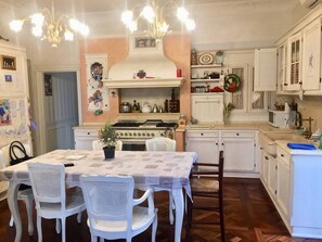 Wasserkocher mit Kaffee-/Teezubehör