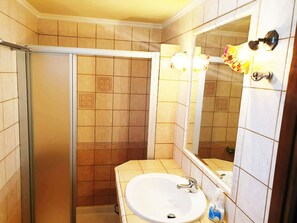 Ferienhaus, 1 Schlafzimmer, Terrasse | Badezimmer | Handtücher, Seife, Shampoo, Toilettenpapier