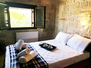 1 habitación, tabla de planchar con plancha, wifi gratis y ropa de cama