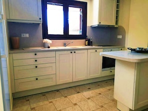 Refrigerador con freezer, microondas, horno, placa de cocina