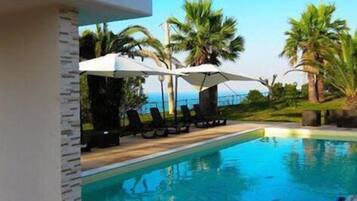 Piscina stagionale all'aperto, lettini