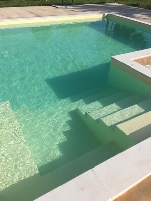Piscina externa sazonal, funciona das 7h30 às 21h, espreguiçadeiras