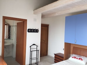 Standard Double Room | Meja, katil lipat simpan/tambahan, Wi-fi percuma, cadar katil 