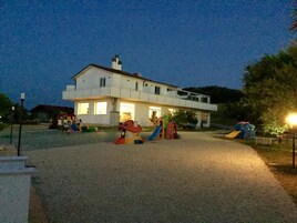 Facciata della struttura - sera/notte