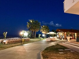 Facciata della struttura - sera/notte