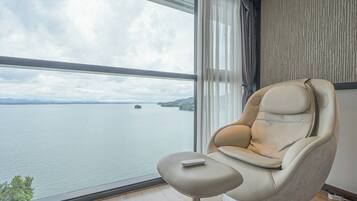 Deluxe Room, Non Smoking, Ocean View (massage chair) | Down comforters, desk, blackout drapes, free WiFi