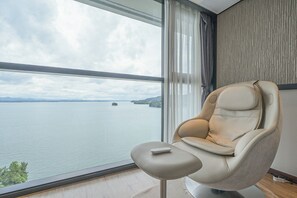 Deluxe Room, Non Smoking, Ocean View (massage chair) | Down comforters, desk, blackout drapes, free WiFi