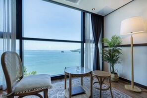 Habitación estándar, para no fumadores, vista al océano | Edredón, escritorio, cortinas blackout y wifi gratis 