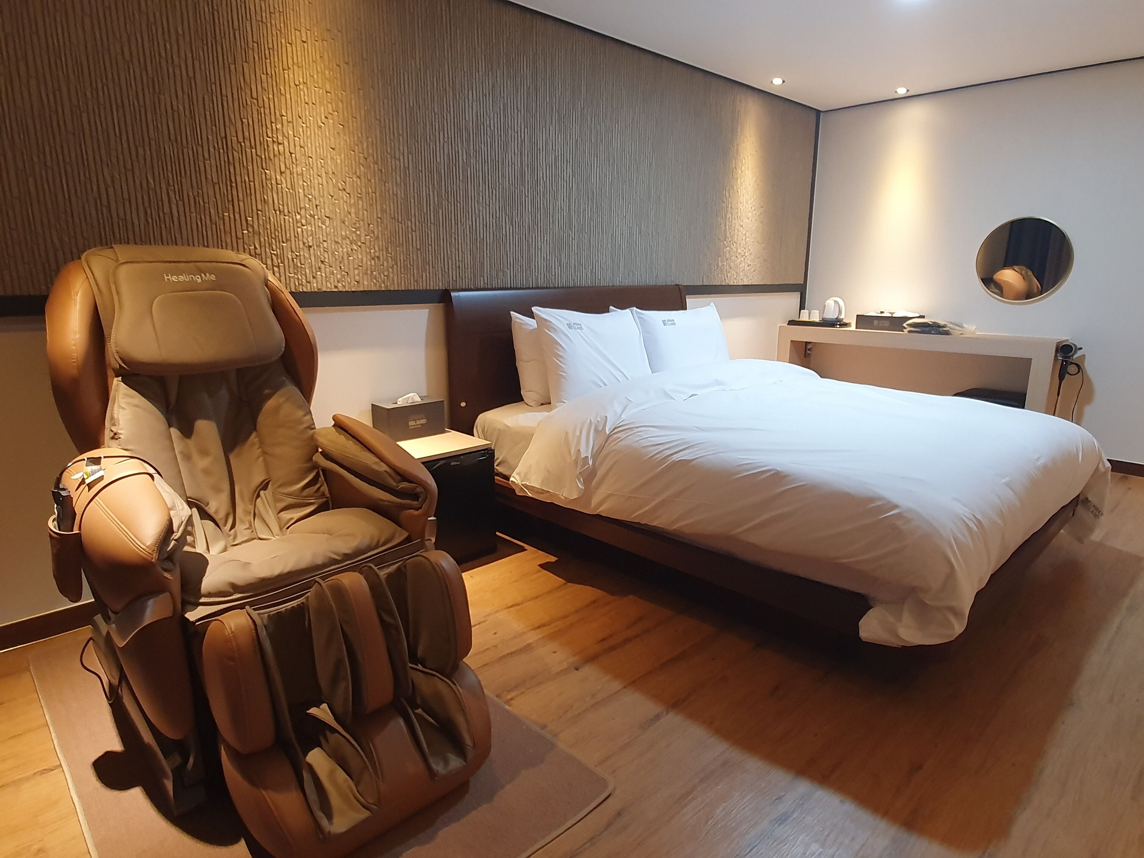 deluxe room, non smoking, ocean view (massage chair) | down duvets, desk, blackout curtains, free wifi