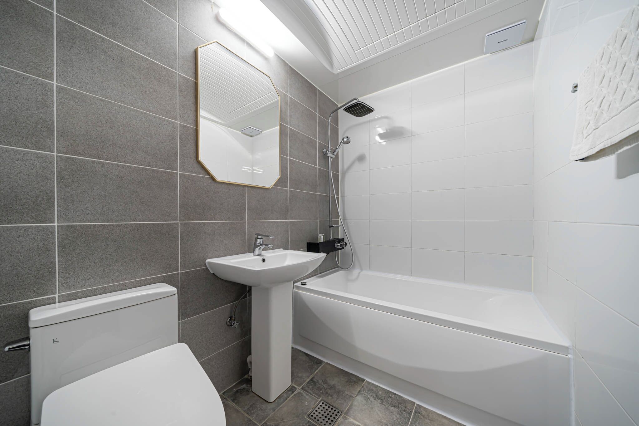 deluxe room, non smoking, ocean view (massage chair) | bathroom | hair dryer, slippers, towels, soap