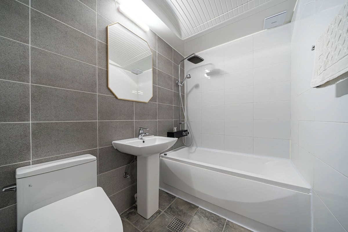 deluxe room, non smoking, ocean view (massage chair) | bathroom | hair dryer, slippers, towels, soap