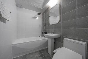 Rom – deluxe, ikke-røyk, havutsikt (massage chair) | Bad | Hårføner, tøfler, håndklær og såpe