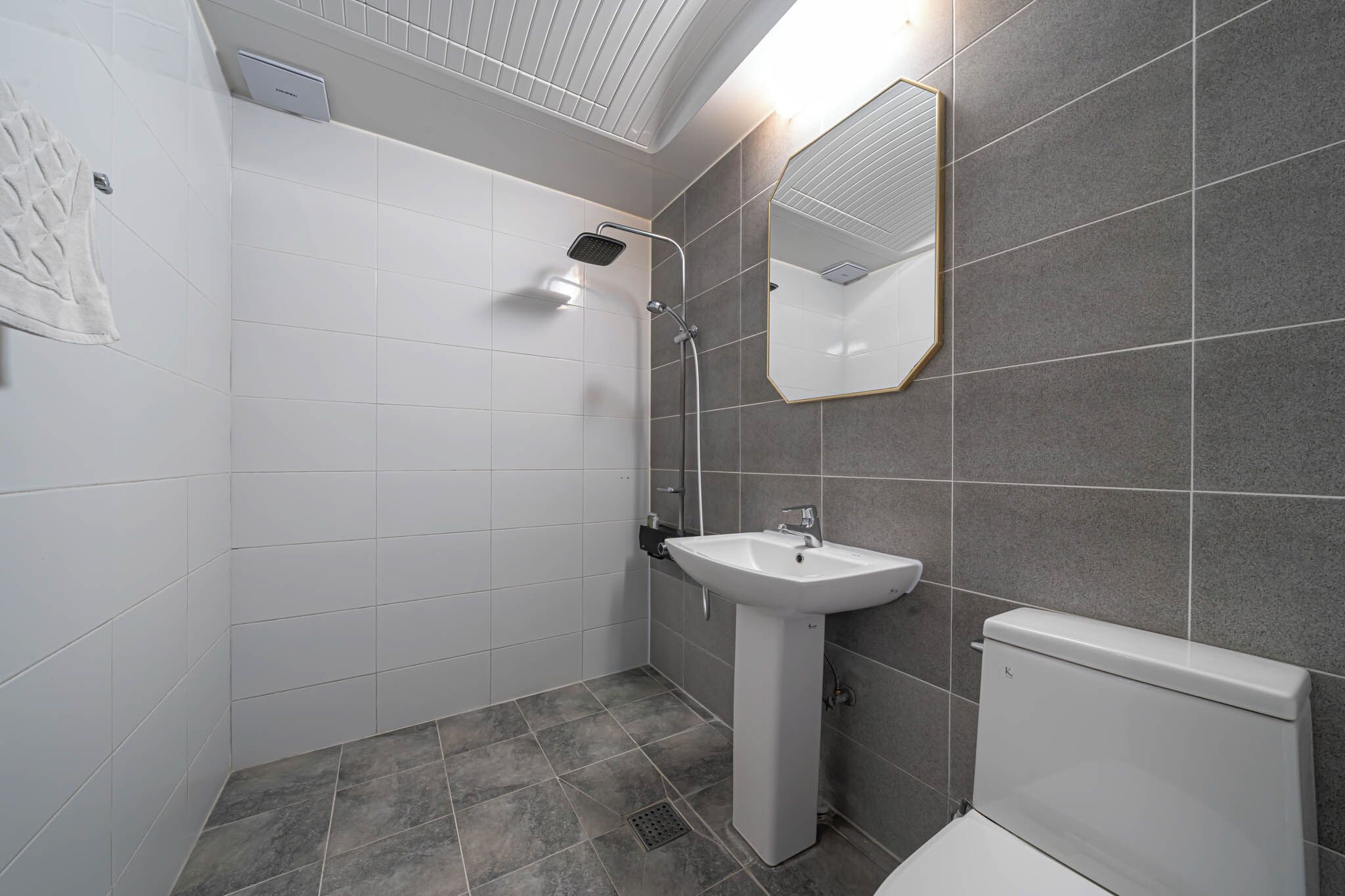 standard room, non smoking, ocean view | bathroom | hair dryer, slippers, towels, soap