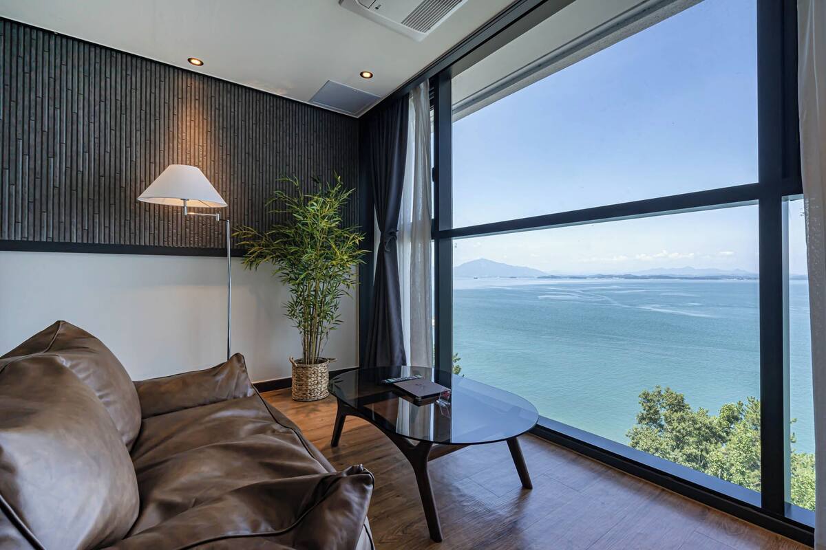 deluxe room, non smoking, ocean view (massage chair) | down duvets, desk, blackout curtains, free wifi