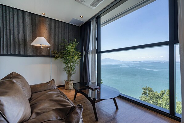 Deluxe Room, Non Smoking, Ocean View (massage chair) | Down comforters, desk, blackout drapes, free WiFi