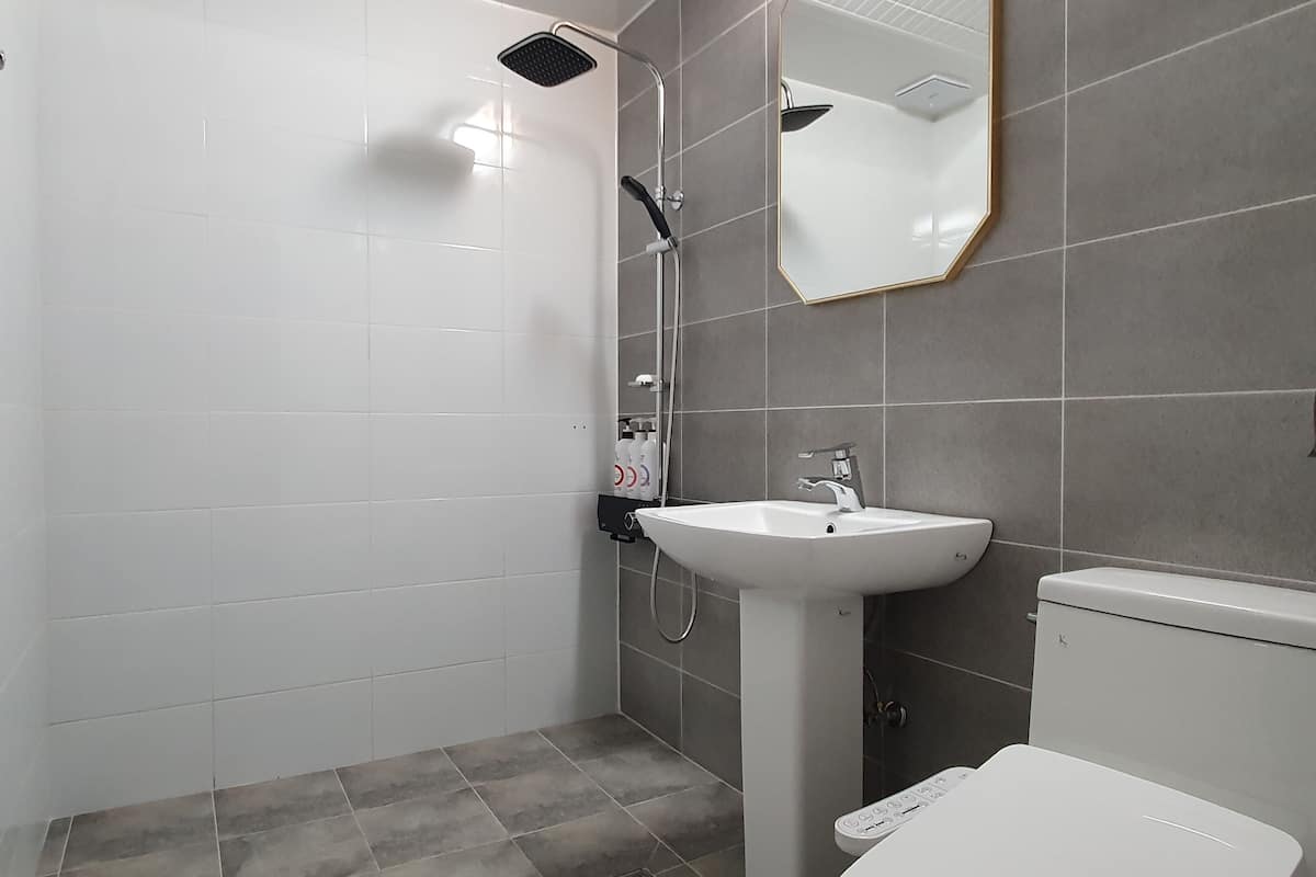 twin room, non smoking, ocean view | bathroom | hair dryer, slippers, towels, soap