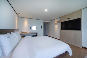 Cubrecamas, escritorio, cortinas blackout y wifi gratis