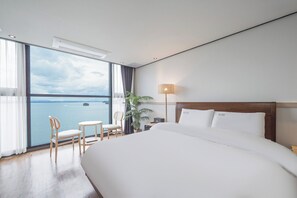 Camera Standard, non fumatori, vista oceano | Copriletto in piuma, una scrivania, tende oscuranti, Wi-Fi gratuito