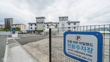 ุงูู
ูุดุฃุฉ ู
ู ุงูุฎุงุฑุฌ