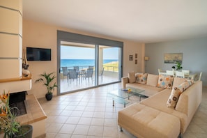 Smart TV, fireplace