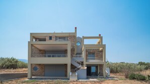 Uma casa moderna de dois andares com varanda, escada e garagem.