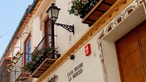 A building with a sign reading "CASA MUSEO LA MERCED". - Casa Museo La Merced (Málaga)