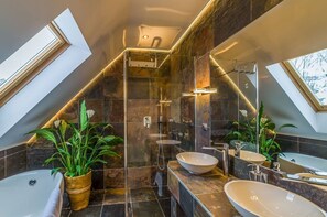 Badewanne und Dusche (separat), Quellwasserbad, Regendusche