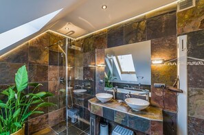 Bañera y ducha independientes y bañera de agua termal