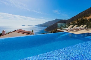 Infinity-Pool, Liegestühle