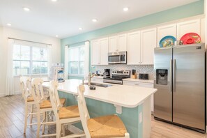 冷蔵庫、オーブン、コンロ、食器洗い機