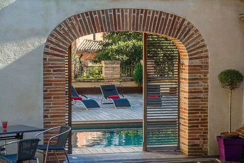Croix de Pastel: 11 bedrooms, 9 bathrooms, spa & pool.  Quiet Townhouse