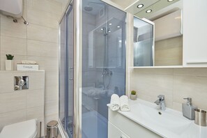 Appartamento, 2 camere da letto, terrazzo, vista mare | Bagno | Doccia, asciugacapelli, asciugamani, sapone