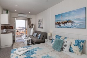 Estúdio, terraço, vista para o mar | Área de estar | TV de tela plana