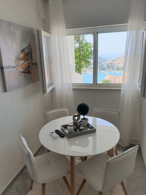 Apartamento, 2 quartos, terraço, vista para o mar | Opções para refeição no quarto