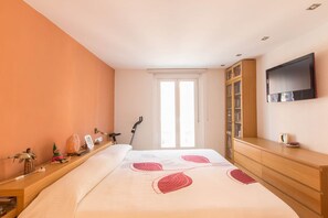 1 habitación, tabla de planchar con plancha, wifi gratis y ropa de cama 