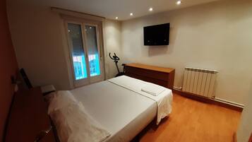 1 dormitorio, tabla de planchar con plancha, wifi gratis y ropa de cama