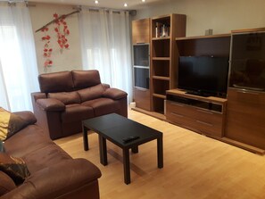 Fernseher, DVD-Player, Bücher, Stereoanlage