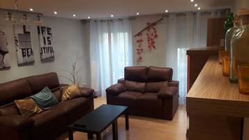 Televisie, een dvd-speler, boeken en een stereo