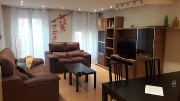 Una televisión, un reproductor de DVD, libros, un reproductor estéreo