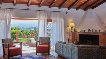 Villa, 4 Bedrooms, Fireplace | Interior