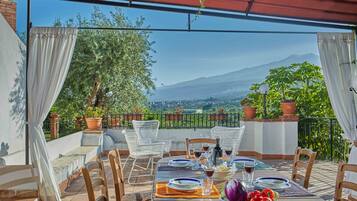Villa, 4 Bedrooms, Fireplace | Dining