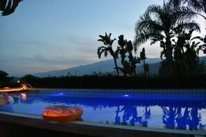 Villa, 4 habitaciones, chimenea | Piscina | Una piscina al aire libre