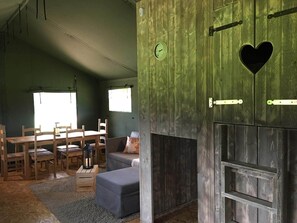 Lounge - Wingfield Escapes (Diss)