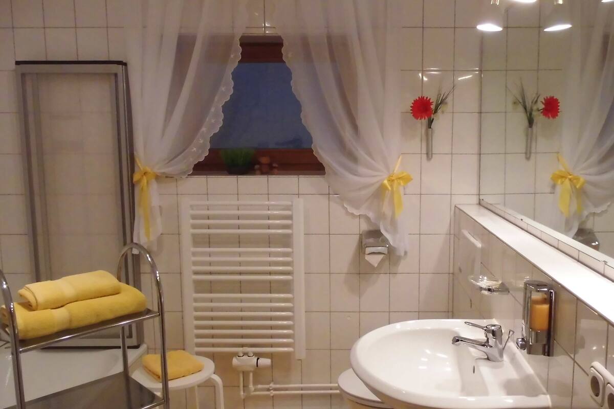 Departamento Confort, 2 habitaciones, patio, vista al jardín (Nr. 2) | Baño | Secadora de cabello, toallas, jabón, shampoo 