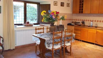 Villa, 2 Bedrooms, Smoking, Fireplace | Dining room