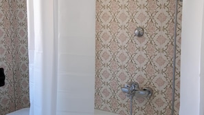 Departamento, 2 habitaciones, balcón, vista al jardín | Regadera en el baño
