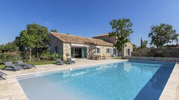 Een verwarmd zwembad