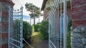 Vila, 5 quartos, para fumantes, sacada | Entrada da propriedade