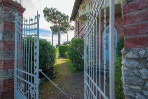 Property entrance - Fantastic Liberty Villa in the Heart of Versilia (Pietrasanta)